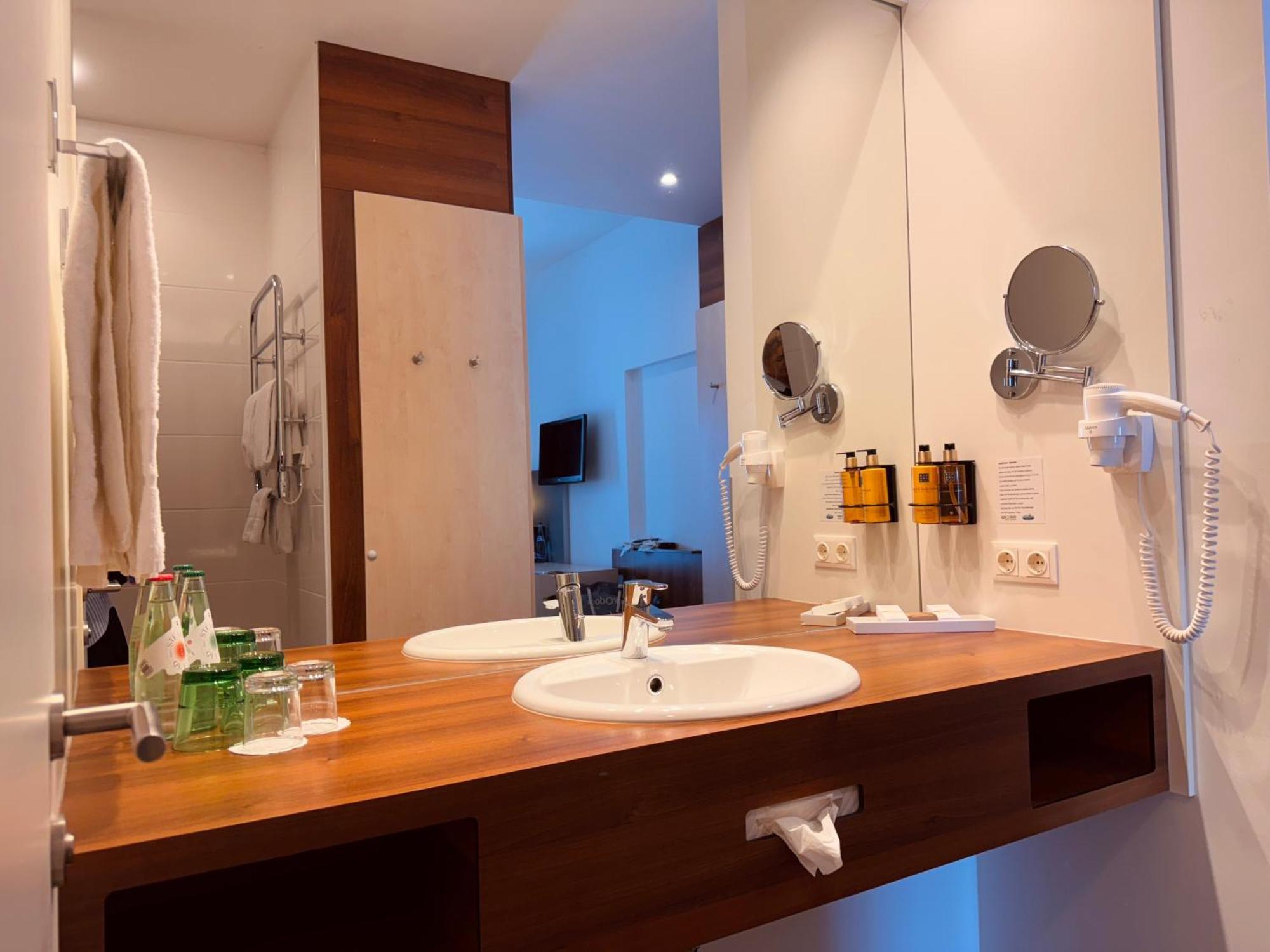 Hotel Spirodom เอ็ดมอนต์ ภายนอก รูปภาพ