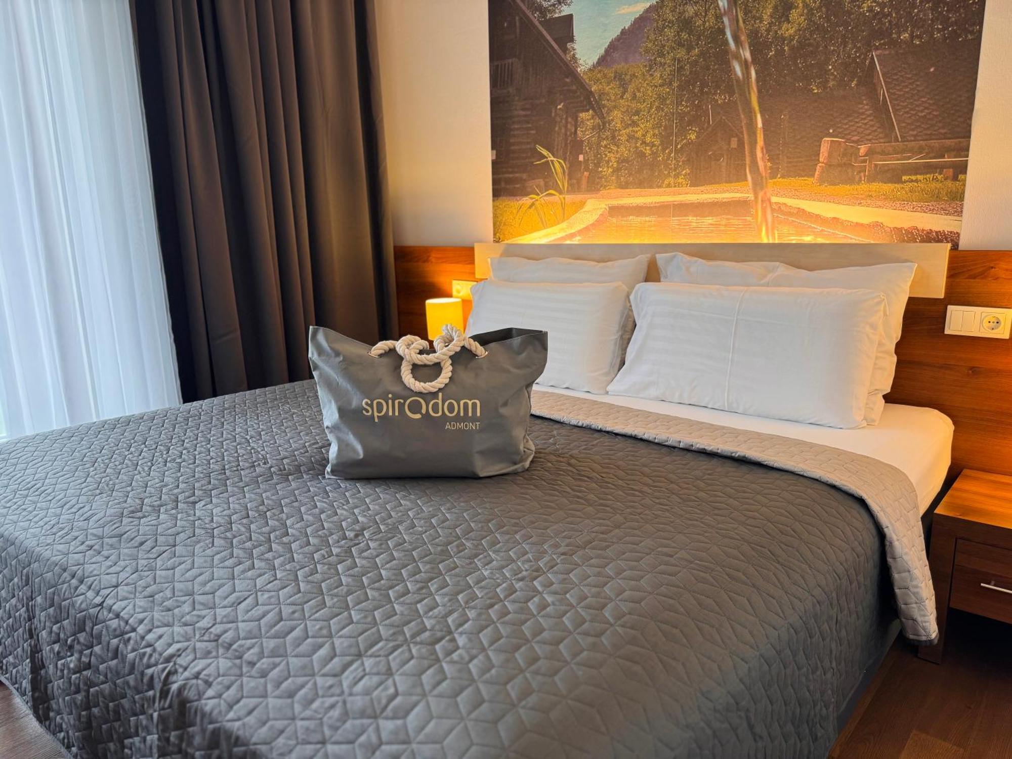 Hotel Spirodom เอ็ดมอนต์ ภายนอก รูปภาพ